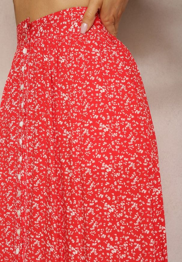 Renee - Czerwona Maxi Spódnica Rozkloszowana w Kwiaty z Guzikami Kessame. Okazja: na co dzień, na spacer. Kolor: czerwony. Wzór: kwiaty. Sezon: lato. Styl: casual