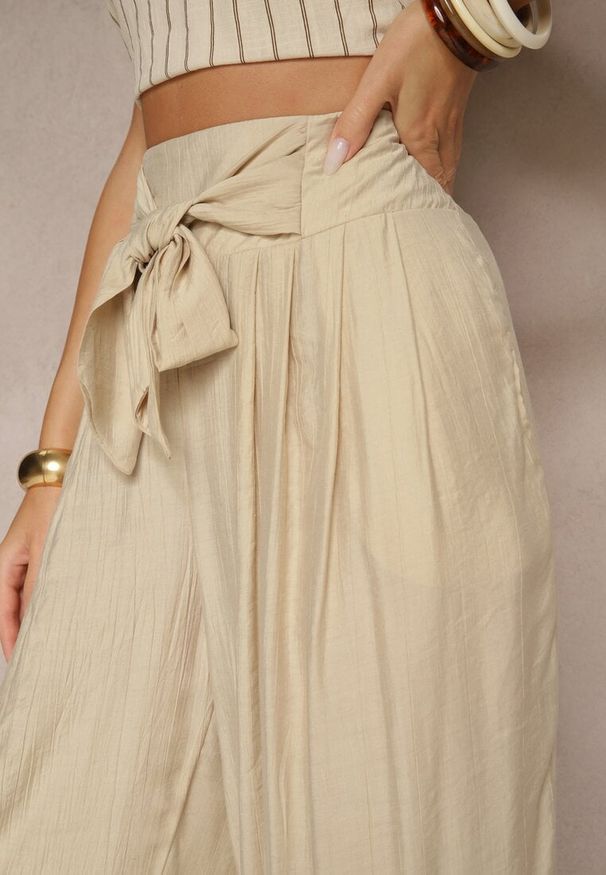 Renee - Beżowe Wiskozowe Spodnie High Waist o Szerokim Kroju Aranisa. Okazja: na co dzień. Stan: podwyższony. Kolor: beżowy. Materiał: wiskoza. Wzór: aplikacja. Styl: elegancki, casual