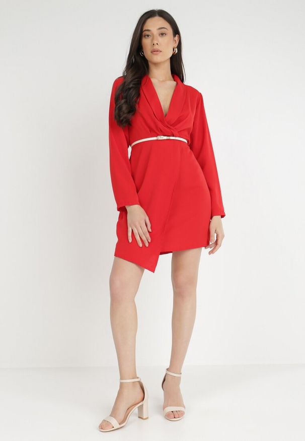 Born2be - Czerwona Sukienka Tryphala. Typ kołnierza: dekolt w kształcie V. Kolor: czerwony. Materiał: tkanina. Długość rękawa: długi rękaw. Wzór: aplikacja, gładki, jednolity. Typ sukienki: kopertowe. Styl: klasyczny. Długość: mini