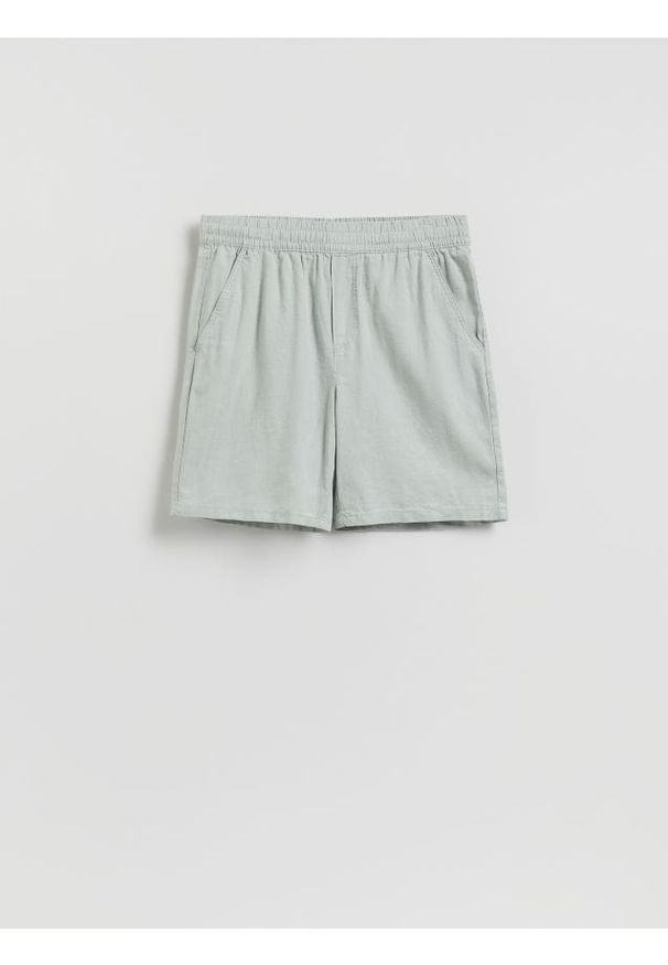 Reserved - Szorty regular z lnem - jasnozielony. Kolor: zielony. Materiał: len