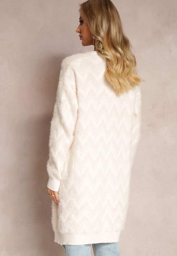 Renee - Jasnobeżowy Niezapinany Kardigan o Przedłużonym Fasonie w Zygzaki Chevron Oherna. Kolor: beżowy. Materiał: tkanina. Długość: długie. Wzór: paski
