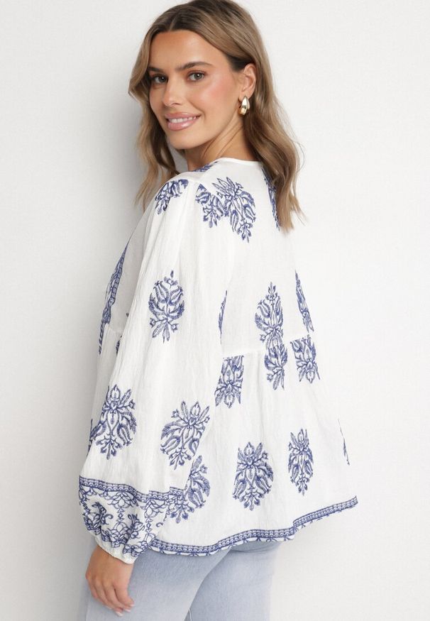 Born2be - Biała Rozkloszowana Bluzka Boho z Wiskozą Zdobiona Haftami i Wiązaniem Nilnella. Okazja: na co dzień. Kolor: biały. Materiał: wiskoza. Wzór: aplikacja, haft. Styl: boho