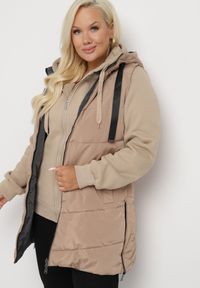 Born2be - Beżowa Pikowana Kamizelka Dwustronna z Kapturem i Troczkami Nevetiani. Typ kołnierza: kaptur. Kolor: beżowy. Materiał: jeans. Styl: elegancki #4