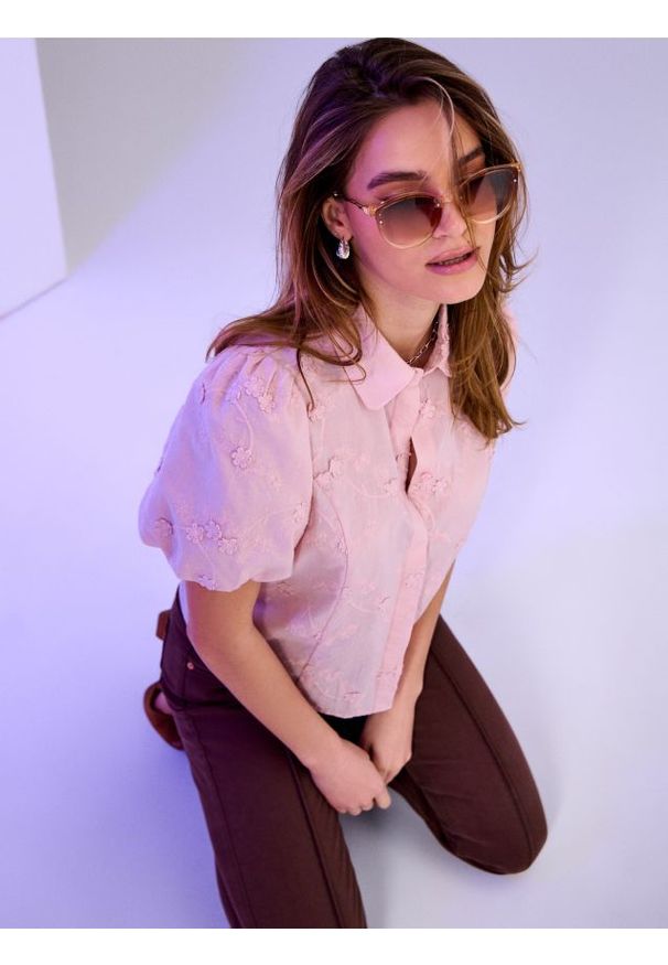 Sinsay - Bawełniana haftowana koszula z bufkami - różowy. Kolor: różowy. Materiał: bawełna. Wzór: haft