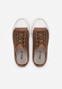 Renee - Brązowe Plecione Trampki na Platformie Irivana. Kolor: brązowy. Materiał: zamsz, jeans. Szerokość cholewki: normalna. Wzór: haft. Obcas: na platformie. Styl: sportowy, boho #7