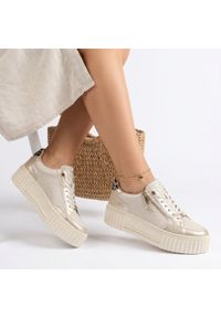 Sneakersy damskie Marco Tozzi, klasyczne sznurowanie oraz praktyczny zamek błyskawiczny ozdobne metaliczne wstawki, białe, 2-23728-46 402. Okazja: na co dzień. Zapięcie: sznurówki. Kolor: biały. Obcas: na platformie #4