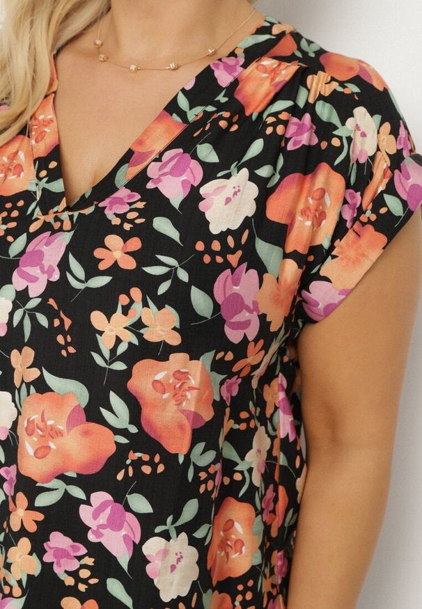 Born2be - Czarna Bluzka w Kwiaty z Dekoltem V z Wiskozą Odalisa. Okazja: na co dzień. Kolekcja: plus size. Kolor: czarny. Materiał: wiskoza. Wzór: kwiaty. Sezon: lato, wiosna. Styl: casual, elegancki