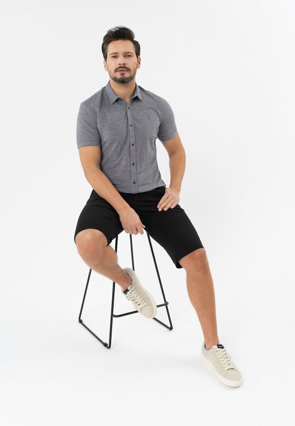 Volcano - Grafitowa koszula z krótkim rękawem C-LONDIAN. Okazja: na spotkanie biznesowe, do pracy. Typ kołnierza: kołnierzyk klasyczny. Kolor: szary. Materiał: bawełna, materiał. Długość rękawa: krótki rękaw. Długość: krótkie. Sezon: lato. Styl: biznesowy, elegancki, klasyczny