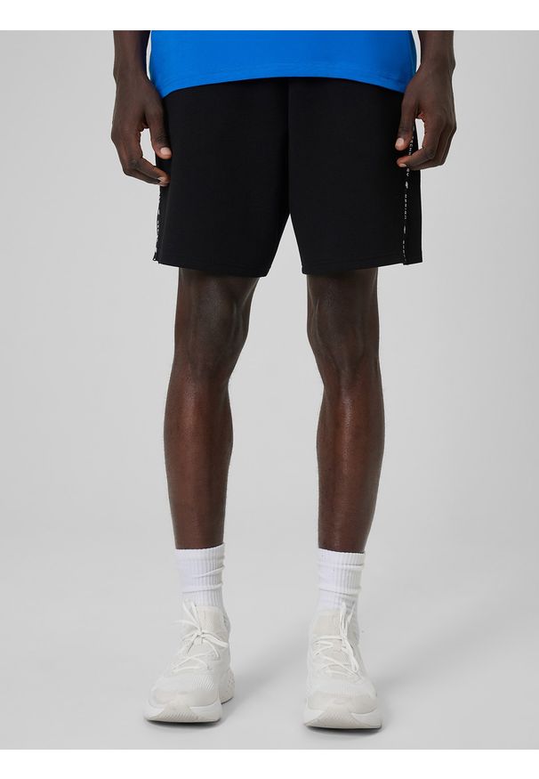 4f - 4F Spodenki dresowe męskie - czarne M. Kolor: czarny. Materiał: dresówka. Długość: do kostek. Sport: fitness