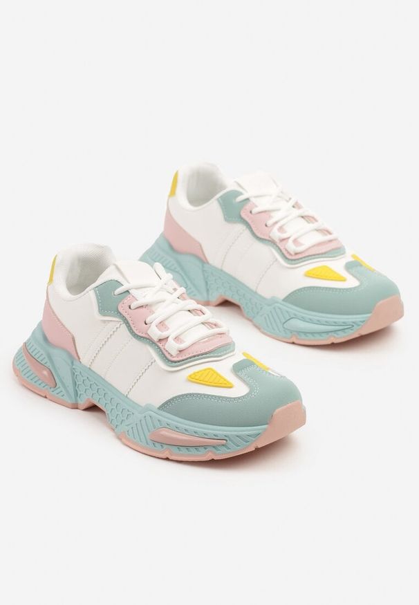 Renee - Biało-Zielone Sneakersy w Streetwearowym Stylu z Ozdobnymi Przeszyciami Isallena. Okazja: na co dzień. Zapięcie: sznurówki. Kolor: biały