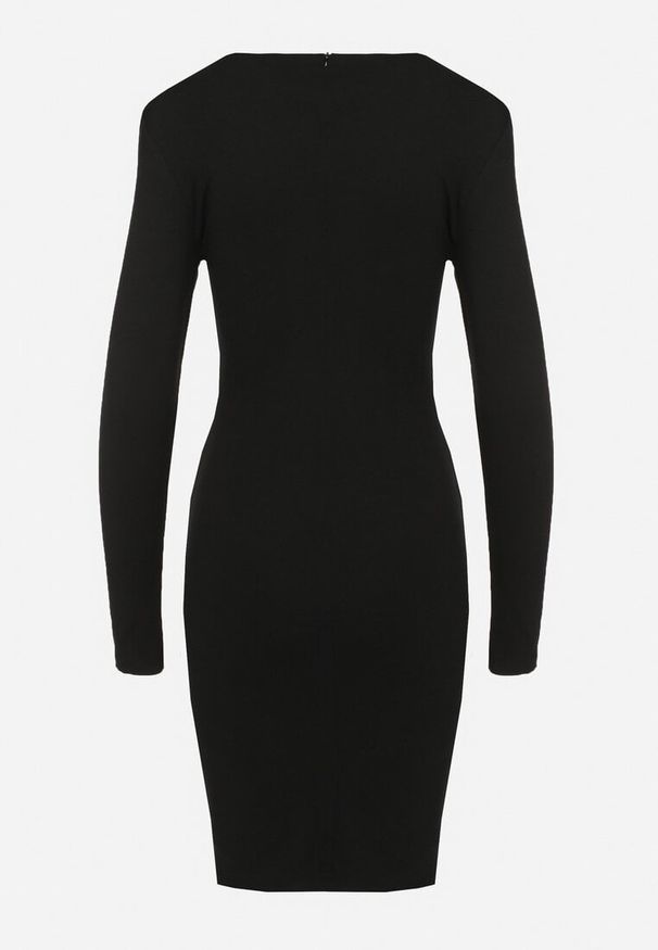 Born2be - Czarna Wiskozowa Taliowana Sukienka z Usztywnionymi Ramionami i Marszczeniem Ceavra. Okazja: na co dzień. Kolor: czarny. Materiał: wiskoza. Styl: elegancki, casual