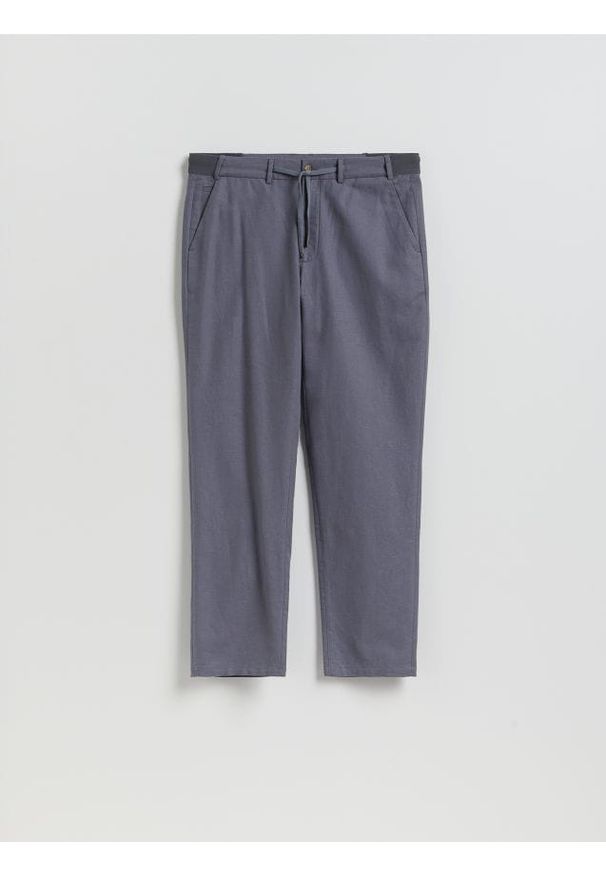 Reserved - Spodnie chino regular fit - granatowy. Kolor: niebieski. Materiał: tkanina, len