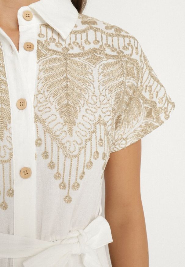 Born2be - Biały Bawełniany Kombinezon z Haftem z Kołnierzykiem i Wiązanym Paskiem Ulisana. Okazja: na co dzień. Kolor: biały. Materiał: bawełna. Długość rękawa: krótki rękaw. Długość: krótkie. Wzór: haft. Styl: elegancki, casual