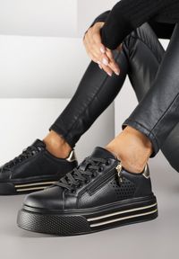 Renee - Czarne Sneakersy na Platformie Ozdobione Suwakiem i Perforacją Gioseria. Okazja: na co dzień. Kolor: czarny. Materiał: jeans. Wzór: aplikacja. Obcas: na platformie