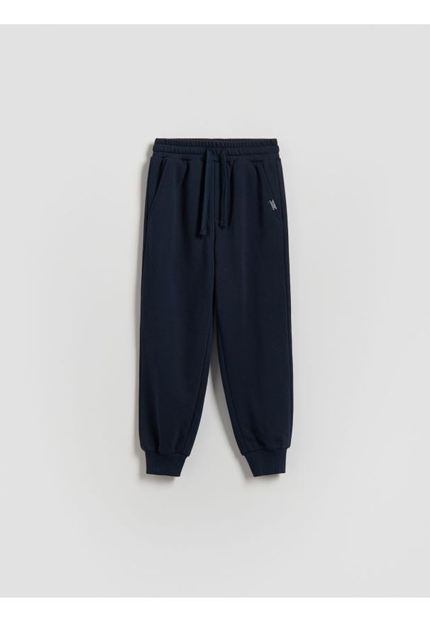 Reserved - Bawełniane spodnie jogger - granatowy. Kolor: niebieski. Materiał: bawełna