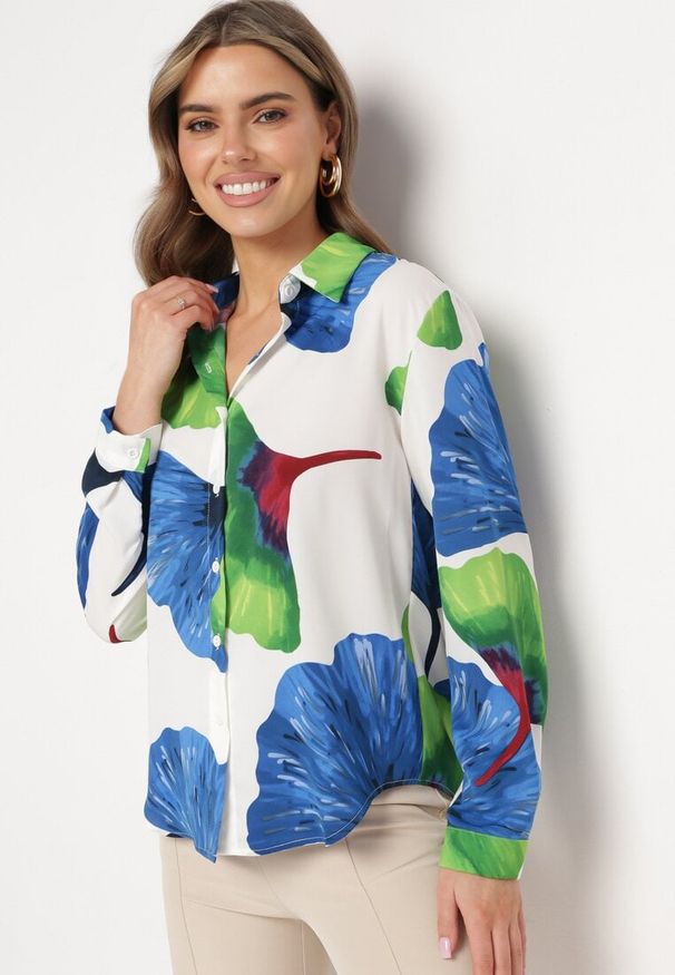 Born2be - Bialo-Granatowa Koszula o Klasycznym Kroju we Florystyczny Wzór Rubuselle. Okazja: na spotkanie biznesowe, do pracy, na co dzień. Kolor: niebieski. Materiał: jeans. Długość rękawa: długi rękaw. Długość: długie. Styl: klasyczny