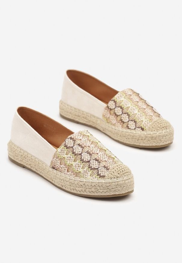 Renee - Ciemnobeżowe Espadryle Ozdobione Plecionką i Geometrycznym Motywem Sdivoria. Kolor: beżowy. Materiał: jeans. Wzór: aplikacja, geometria. Sezon: lato, wiosna. Obcas: na obcasie. Styl: elegancki, klasyczny. Wysokość obcasa: niski
