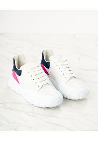 Alexander McQueen - ALEXANDER MCQUEEN - Białe sneakersy Court. Kolor: biały. Materiał: guma, zamsz #6