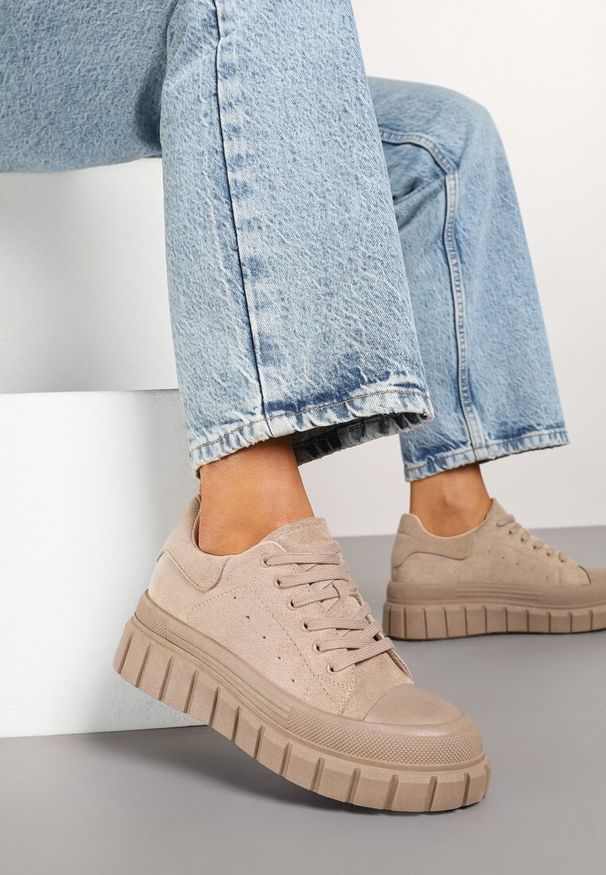 Renee - Ciemnobeżowe Sneakersy Vices na Platformie z Tłoczeniem Ozdobione Perforacją Leaniael. Okazja: na co dzień. Kolor: beżowy. Materiał: jeans. Wzór: aplikacja. Obcas: na platformie