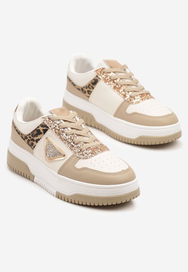Born2be - Ciemnobeżowe Sneakersy Ozdobione Brokatem Cyrkoniami i Perforacją Tillitara. Okazja: na co dzień. Kolor: beżowy. Materiał: jeans. Wzór: aplikacja. Obcas: na obcasie. Wysokość obcasa: niski