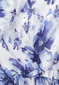 Renee - Niebieska Kopertowa Sukienka z Wiązanym Paskiem w Kwiatowy Print z Brokatem Runewea. Okazja: na randkę. Kolor: niebieski. Wzór: kwiaty, nadruk. Typ sukienki: kopertowe. Styl: boho #4