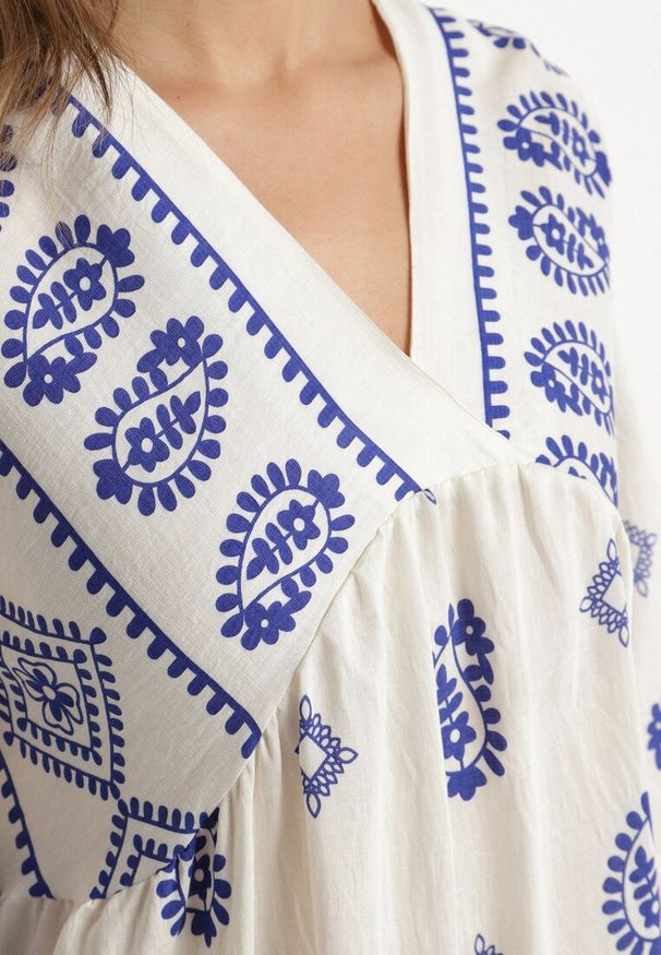 Born2be - Niebiesko-Biała Wiskozowa Sukienka ze Wzorem Boho Frisana. Okazja: na co dzień. Typ kołnierza: dekolt w kształcie V. Kolor: niebieski. Materiał: wiskoza. Styl: boho