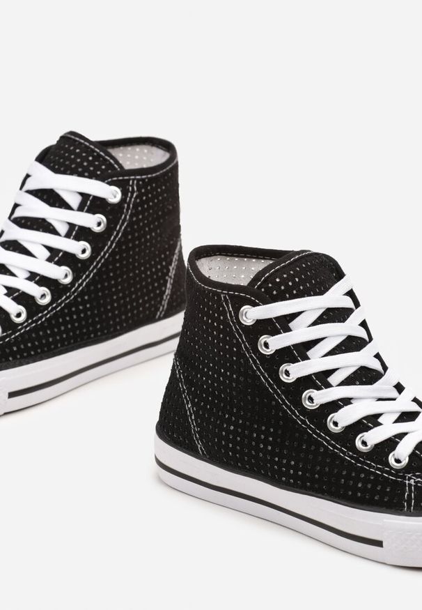 Renee - Czarne Płaskie Trampki z Perforacją Yelagia. Nosek buta: okrągły. Zapięcie: sznurówki. Kolor: czarny. Styl: klasyczny