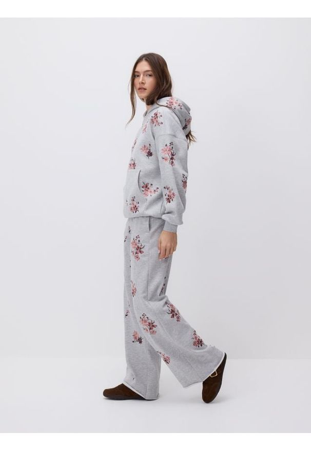 Reserved - Spodnie z ozdobnym haftem - jasnoszary. Kolor: szary. Materiał: bawełna, dzianina. Wzór: haft