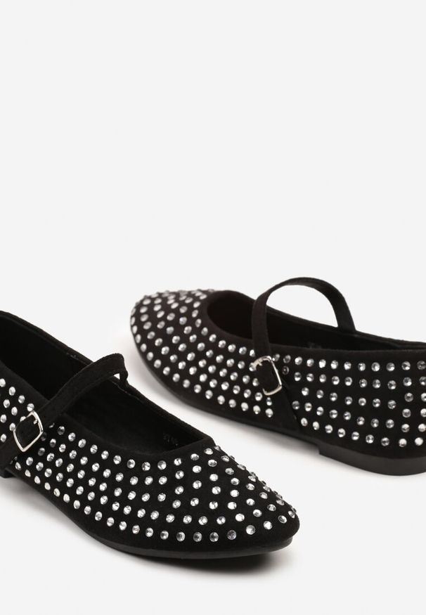Renee - Czarne Balerinki Zapinane na Sprzączkę z Ćwiekami All Over Avretia. Okazja: na co dzień. Zapięcie: sprzączka. Kolor: czarny. Materiał: jeans. Obcas: na obcasie. Styl: casual. Wysokość obcasa: niski