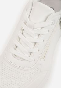 Born2be - Białe Sneakersy na Grubej Podeszwie z Tłoczonymi Paskami Justinalin. Okazja: na co dzień. Zapięcie: pasek. Kolor: biały. Wzór: paski. Sport: turystyka piesza #6