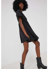 Answear Lab sukienka kolor czarny mini rozkloszowana. Kolor: czarny. Materiał: tkanina. Długość rękawa: krótki rękaw. Styl: wakacyjny. Długość: mini
