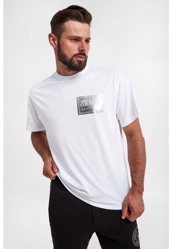Versace Jeans Couture - T-shirt VERSACE JEANS COUTURE. Materiał: bawełna, tkanina. Długość rękawa: krótki rękaw. Długość: krótkie. Wzór: nadruk