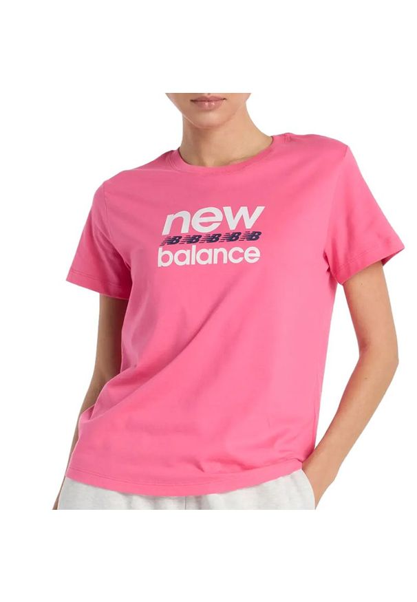 Koszulka New Balance WT51540DAB - różowa. Kolor: różowy. Materiał: bawełna, materiał. Długość rękawa: krótki rękaw. Długość: krótkie