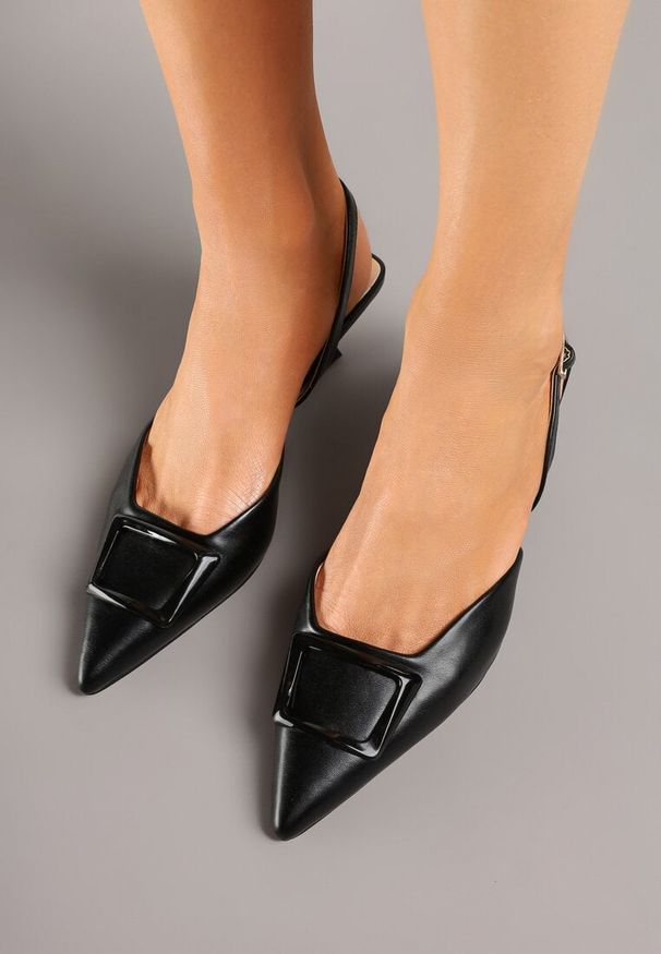 Born2be - Czarne Sandały na Obcasie Typu Kaczuszka Zdobione Elegancką Aplikacją Arloti. Okazja: na co dzień, na spotkanie biznesowe. Nosek buta: szpiczasty. Kolor: czarny. Materiał: jeans. Wzór: aplikacja. Obcas: na obcasie. Styl: elegancki. Wysokość obcasa: średni