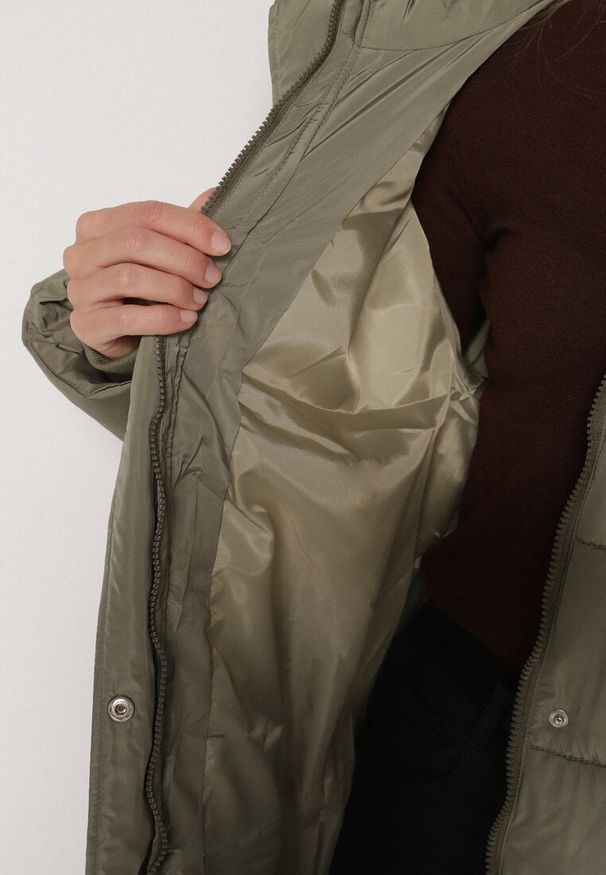 Born2be - Zielona Zimowa Kurtka Pikowana o Długim Kroju z Kapturem i Bocznymi Suwakami Mevorria. Okazja: na spacer. Typ kołnierza: kaptur. Kolekcja: plus size. Kolor: zielony. Materiał: dzianina, jeans. Długość: długie. Sezon: zima