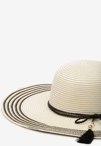 Renee - Jasnobeżowy Kapelusz z Chwostami i Koralikami z Szerokim Rondem Vadala. Kolor: beżowy. Materiał: len, materiał. Sezon: lato. Styl: boho, elegancki