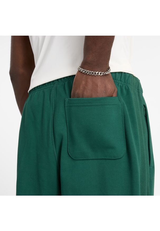 Spodnie męskie New Balance MP41508NWG – zielone. Kolor: zielony. Materiał: dresówka, bawełna, tkanina