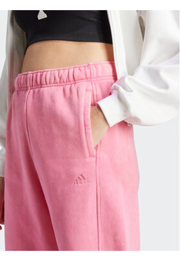 Adidas - adidas Spodnie dresowe ALL SZN Fleece Washed IK4257 Różowy Loose Fit. Kolor: różowy. Materiał: bawełna