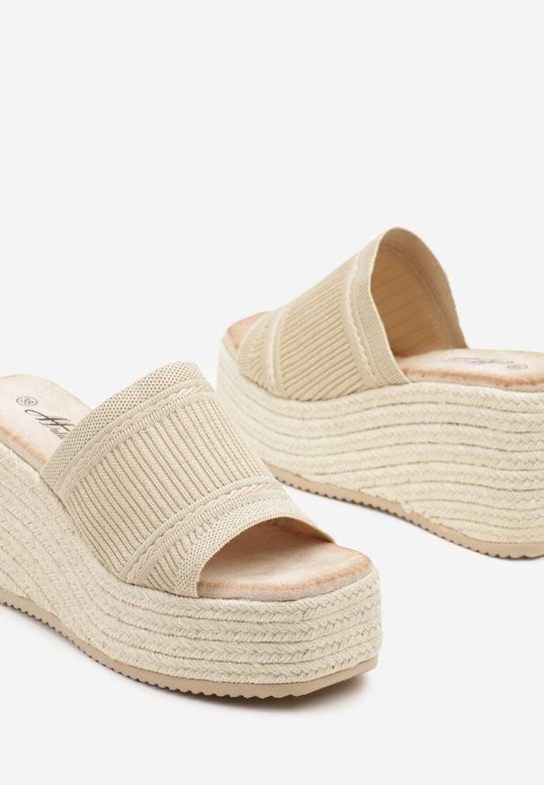 Renee - Beżowe Klapki na Koturnie w Stylu Boho z Tłoczoną Cholewką Neorwynne. Okazja: na spacer. Kolor: beżowy. Sezon: lato. Obcas: na koturnie. Styl: boho