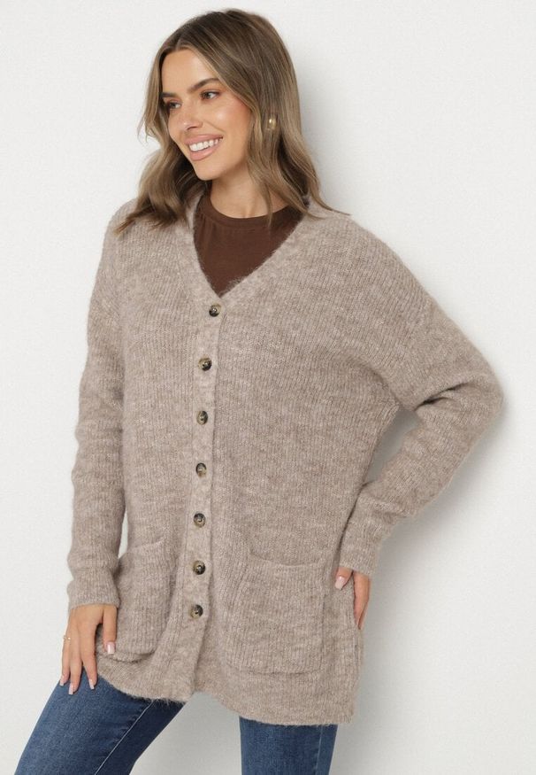 Born2be - Brązowy Kardigan z Domieszką Wełny ze Wsuwanymi Kieszeniami Esaiana. Okazja: na co dzień, na spotkanie biznesowe, do pracy. Typ kołnierza: dekolt w serek. Kolekcja: plus size. Kolor: brązowy. Materiał: wełna. Wzór: aplikacja. Styl: biznesowy, casual