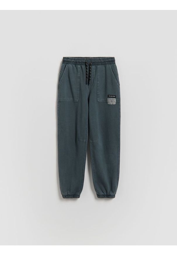 Reserved - Joggery z efektem sprania - granatowy. Kolor: niebieski. Materiał: bawełna, dzianina