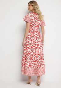 Born2be - Czerwona Sukienka o Rozkloszowanym Kroju w Ornamentalny Wzór Tillivene. Okazja: na co dzień. Typ kołnierza: dekolt w kształcie V. Kolor: czerwony. Długość rękawa: krótki rękaw. Styl: casual #7