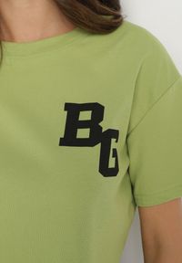 Born2be - Zielony Bawełniany T-shirt Oversize o Krótkim Kroju Zariona. Okazja: na co dzień. Kolor: zielony. Materiał: bawełna. Długość: krótkie. Wzór: aplikacja. Styl: klasyczny, elegancki, casual #3