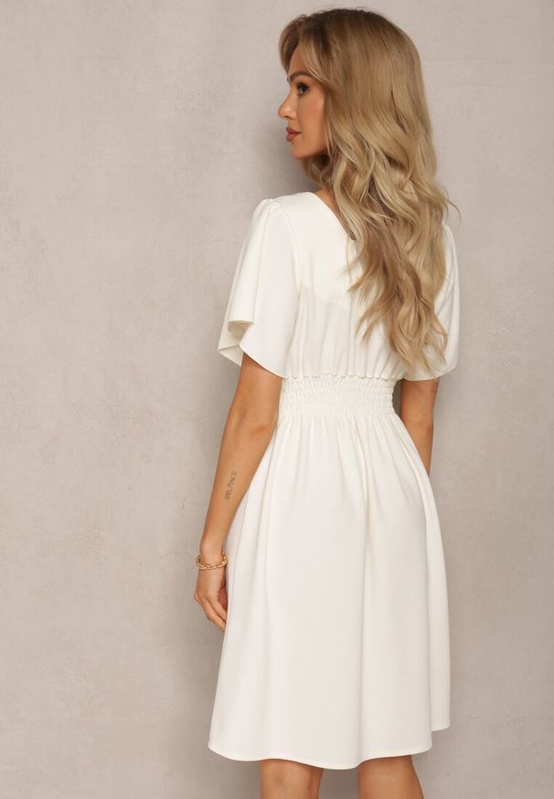 Renee - Jasnobeżowa Sukienka z Rozkloszowanym Dołem i Ozdobnymi Przeszyciami Celarsa. Okazja: na imprezę. Kolor: beżowy. Wzór: aplikacja. Styl: wizytowy