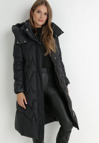 Born2be - Czarna Kurtka z Paskiem i Saszetką Pikowana Długa Phinare. Kolor: czarny. Materiał: materiał. Długość: długie. Wzór: aplikacja #9
