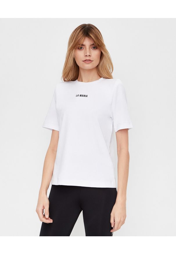 LA MANIA - Biały t-shirt z czarnym nadrukiem. Kolor: biały. Materiał: bawełna, elastan. Wzór: nadruk. Styl: klasyczny