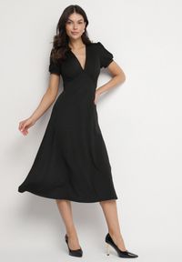 Born2be - Czarna Sukienka Rozkloszowana z Wiskozą z Poduszkami w Ramionach Awerla. Okazja: na co dzień. Typ kołnierza: dekolt w kształcie V. Kolor: czarny. Materiał: wiskoza. Długość rękawa: krótki rękaw. Styl: klasyczny, casual, elegancki #4