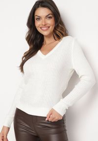 Born2be - Jasnobeżowy Sweter z Trójkątnym Dekoltem z Prążkowanej Dzianiny Derige. Okazja: na co dzień. Kolor: beżowy. Materiał: dzianina, prążkowany. Styl: casual #5