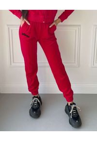 CHAOS BY MARTA BOLIGLOVA - Welurowe czerowna spodnie dresowe GOTHIC. Kolor: czerwony. Materiał: welur, dresówka. Wzór: haft, aplikacja