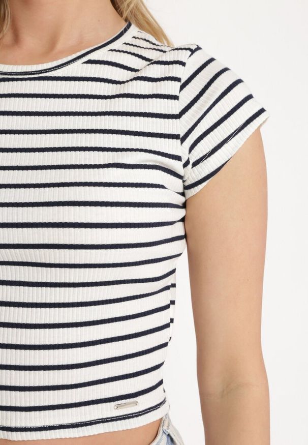 Born2be - Biało-Czarny Bawełniany T-shirt Prążkowany o Krótkim Kroju Quedara. Kolor: biały. Materiał: bawełna, prążkowany. Długość: krótkie. Sezon: lato